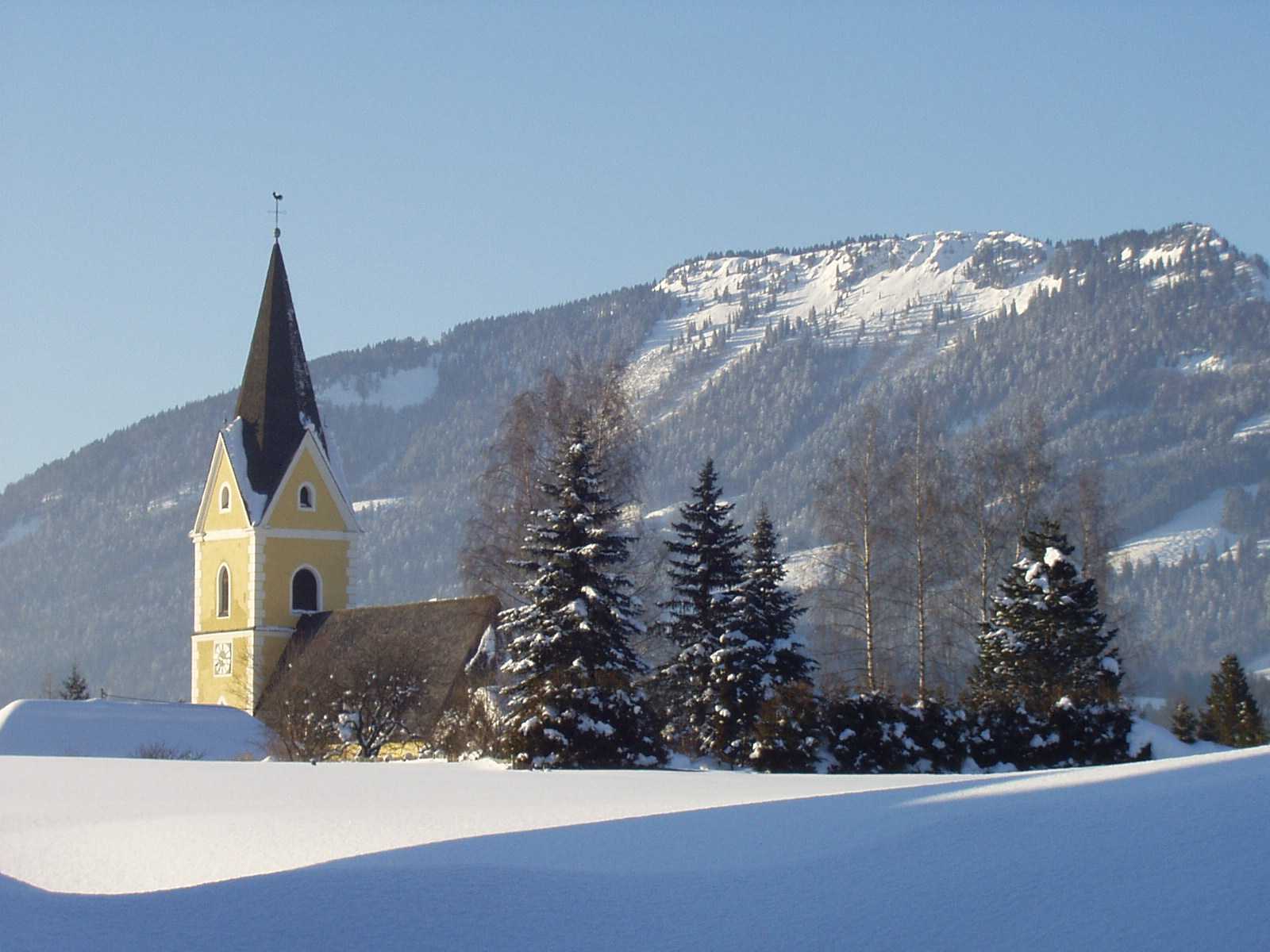 Kerk in de winter, Kampl op de achtergrond